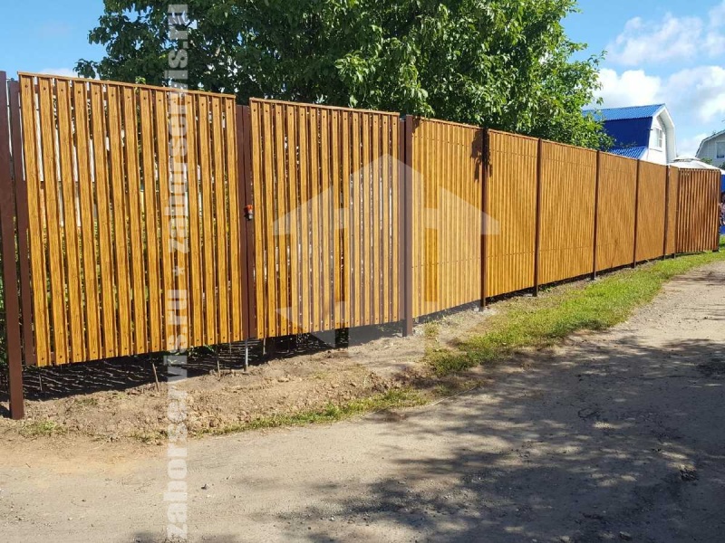 Забор из металлического штакетника под дерево 42 метра